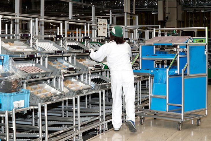 部品を運ぶ台車に、必要となる部品を積む配膳エリア。部品の配膳は人の手によって行われていた。