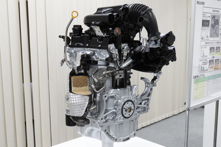 従来のものから「ボア×ストロークとボアピッチ以外のすべてをつくり替えた」という新エンジン。燃焼効率の改善と排出ガスのクリーン化が図られている。（写真は自然吸気エンジン）