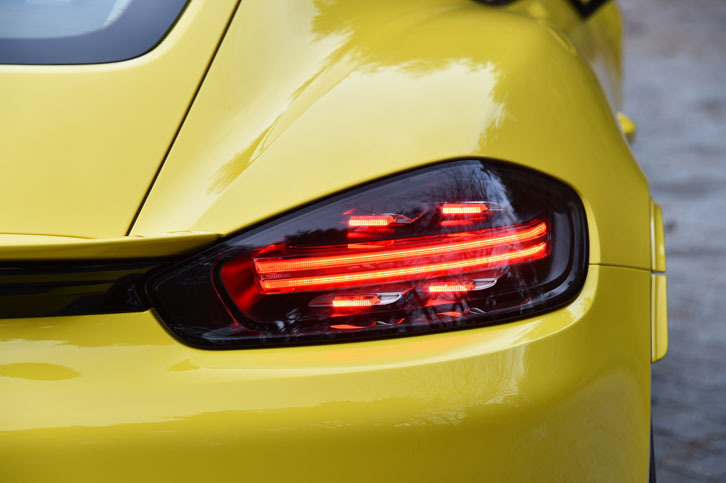 リアコンビランプのデザインも、これまでの6気筒モデルとの相違点。4灯式の、より個性的な意匠が採用された。