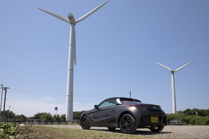三浦半島の高台にそびえる風車の下で。