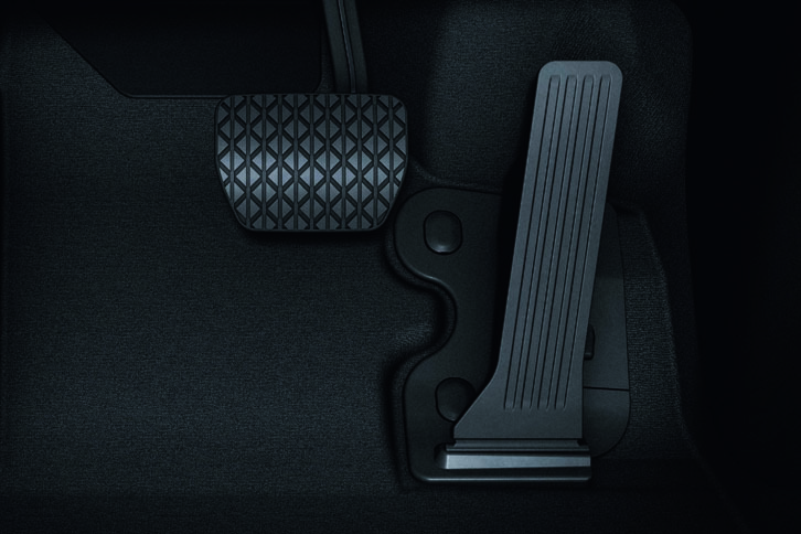 「マツダCX-5」のオルガン式アクセルペダル。