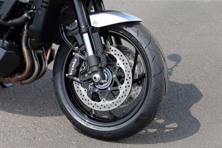 フロントのブレーキキャリパーはブレンボ製。リアにはニッシンのものが装着される。