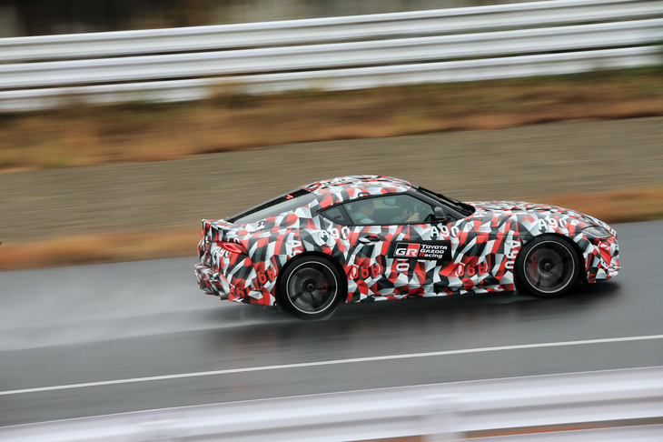 今回の試乗は、雨天の下、千葉県の袖ヶ浦フォレストレースウェイで行われた。