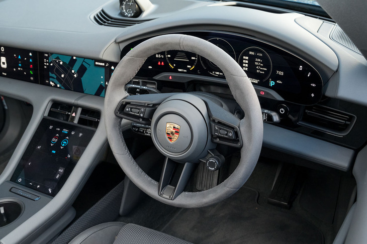 16.8インチのフル液晶のメーターを筆頭に、インターフェイスはほとんどをデジタル化。灯火類の操作までタッチ式だ。