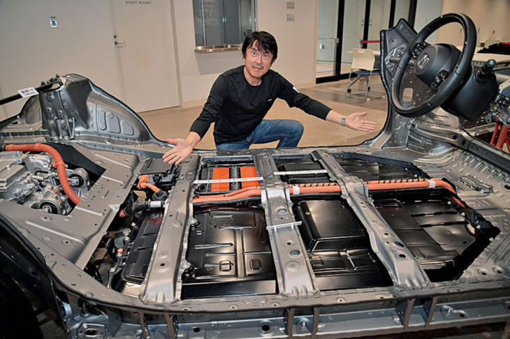 「ホンダe」のプラットフォーム。床下に駆動用のリチウムイオンバッテリーが敷き詰められている。「アフィーラ」の市販モデルはどんなパフォーマンスを有しているのか、そして隠し玉はあるのか。今から正式発表が楽しみだ。（写真＝池之平昌信）