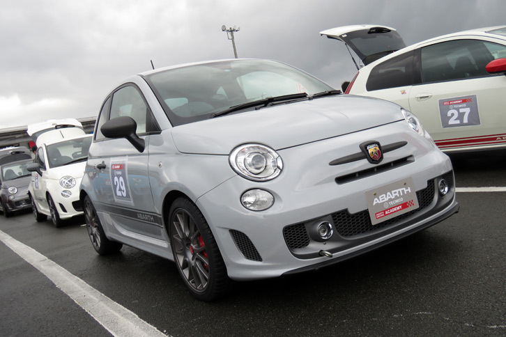 今回の相棒はFCAジャパンが用意してくれた「アバルト595コンペティツィオーネ」。