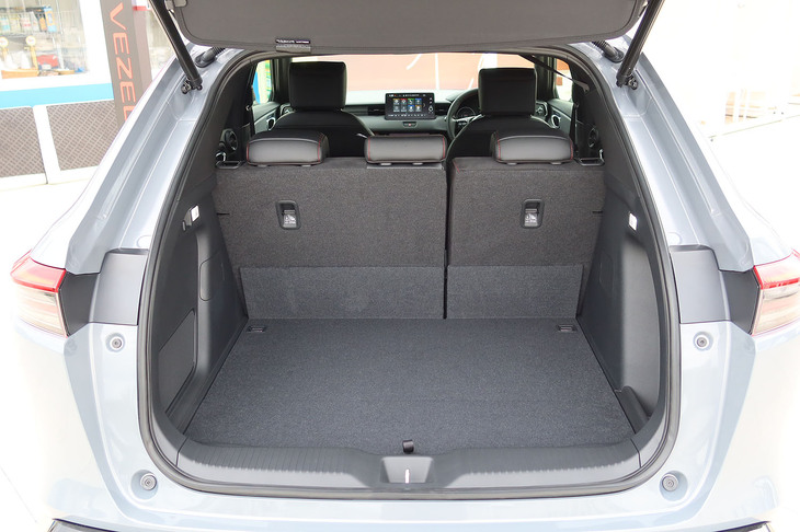 ホンダ・ヴェゼルe：HEV RS（ラゲッジルーム）