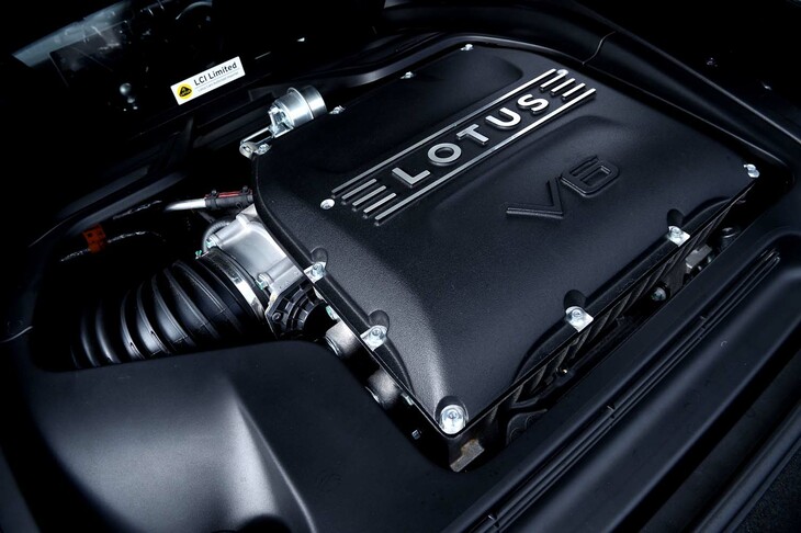 スーパーチャージャー付きの3.5リッターV6エンジンはリアミドに横置きで積まれる。