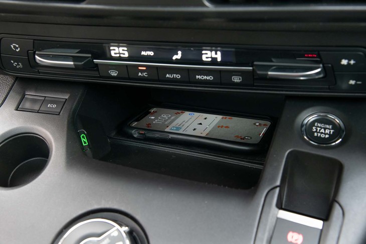 ダイヤル式シフトセレクターの前方には、置くだけでスマートフォンを充電できるスペースが備わる。