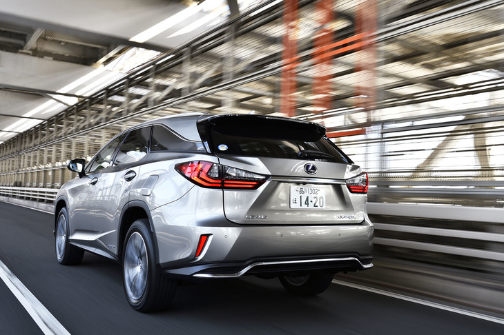 リアバンパーのロアガーニッシュが、他のモデルとは異なり、サテンメッキになるのが「RX450hL」のポイント。