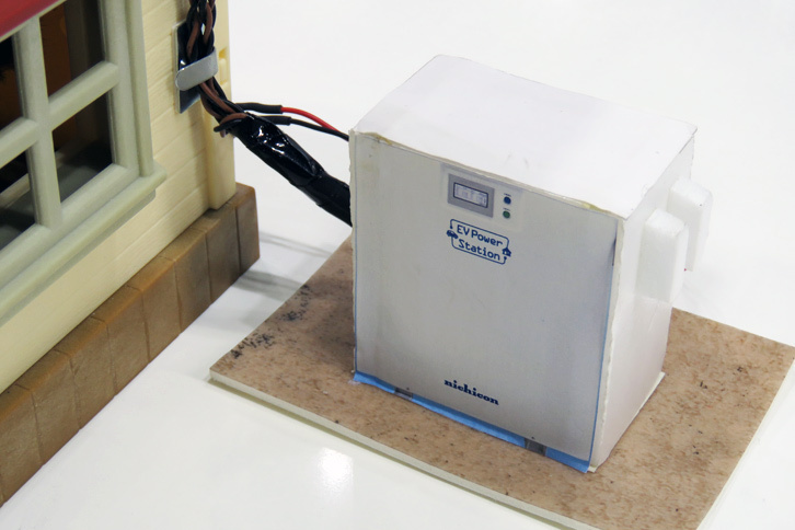 シルバニアファミリーのお家の外には、スタッフお手製の蓄電設備（？）が備え付けられていた。