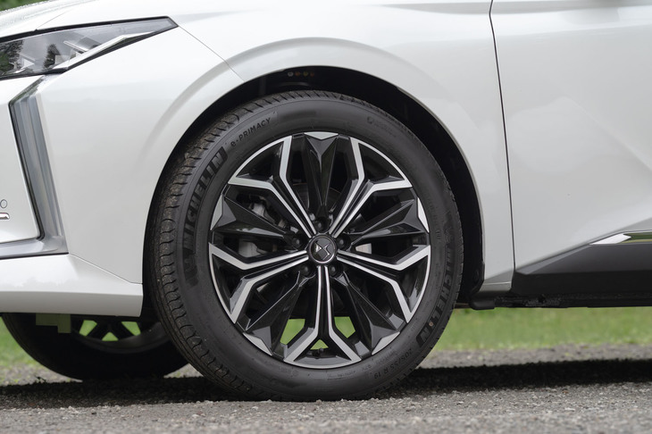 タイヤサイズは全車共通で205/55R19。試乗車には「ミシュラン史上最高の低燃費性能」がうたわれるエコ／コンフォートタイヤ「eプライマシー」が装着されていた。