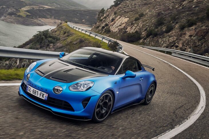 4種類のラインナップのなかではサーキット走行に特化したモデルとされる「A110 R」だが、公道における乗り心地も上々。ただしタイヤがタイヤなので、雨には要注意だ。