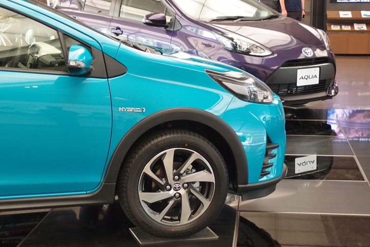 アクア クロスオーバー（写真手前）とアクアG（同奥）。