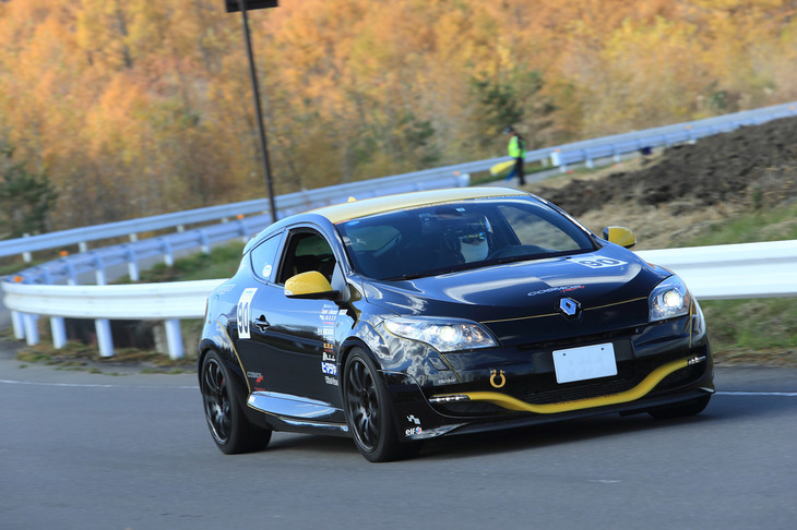 先代の「ルノー・メガーヌ ルノースポール」（2011年）。現行モデルが5ドアハッチバックになってしまったこともあり、3ドアのクーペボディーがことさらスタイリッシュに映る。