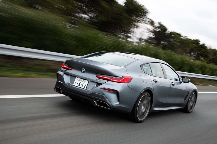 減衰力連続可変式のアダプティブサスペンションを標準装備。コーナリング時のロールを抑制する電子制御式のアクティブスタビライザーも備わる。