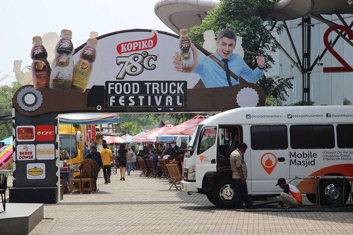 会場の外にはフードトラック村ができていました。ただ……正直に言って、暑いので外で食べる気にはなりません。しかし現地の人にとっては日常なのでしょう、普通に食事をしていました。さすがです。「吉野家」のケータリングもありましたが、牛丼の価格は450円程度。現地の物価が日本の半分以下であることを考えると、かなり高価なランチですね。