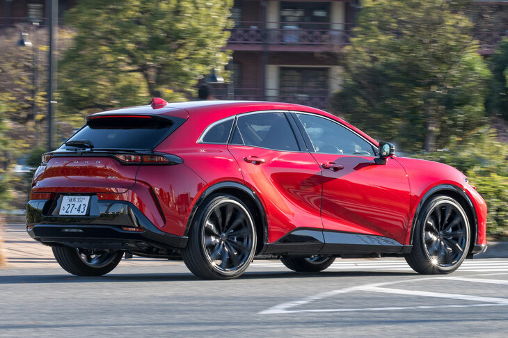 似たような角度の、「トヨタ・クラウン スポーツ」のリアクオータービュー。前後のバンパーや、リアコンビランプから下の張り出し具合に注目。両車の“狙い”の違いがよくわかる。（写真：向後一宏）