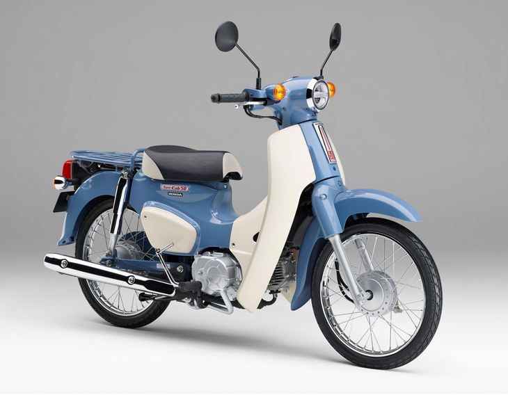 特別仕様車「スーパーカブ50ファイナルエディション」の車体色は、「ボニーブルー」のみ。往年のスーパーカブをイメージしたカラーリングが、どこか懐かしいムードを醸し出す。この色の110ccバージョンもラインナップしてほしい。