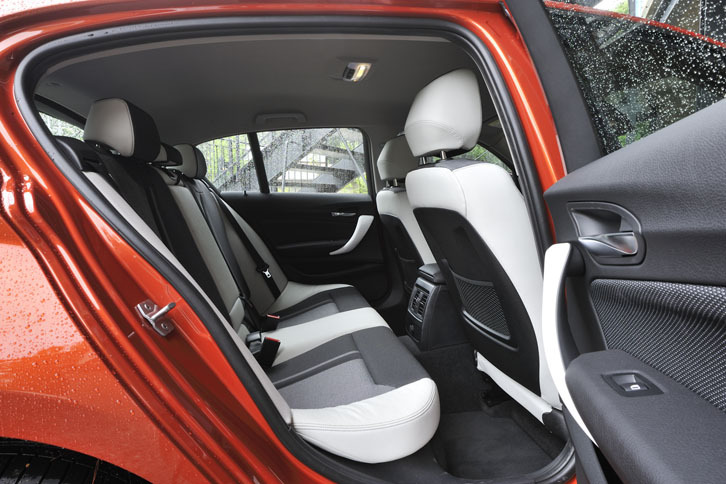 リアシートは60：40の分割可倒式。