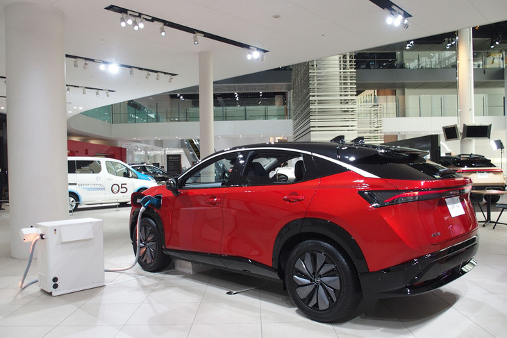 日産アリア（リアビュー）