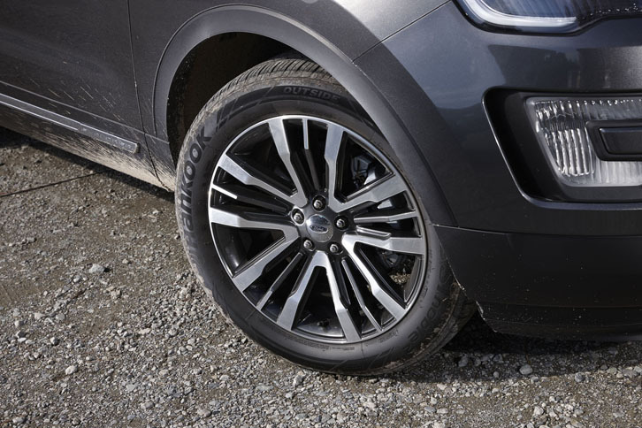 マシン切削加工が施された、「エクスプローラー タイタニアム」の20インチアルミホイール。テスト車には、ハンコックのタイヤ「ヴェンタスS1 ノーブル2 プラス」が組み合わされていた。