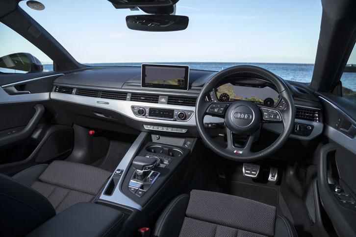 高い機能性とクラフトマンシップが同居するインテリア。インストゥルメントパネルは水平基調のデザインでまとめられており、広々とした印象が強調されている。