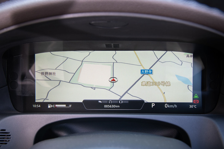 メーターパネルはフル液晶タイプを採用。写真はマップを最大限に大きく表示させたところ。センターのナビ画面と同等のサイズで閲覧できる。