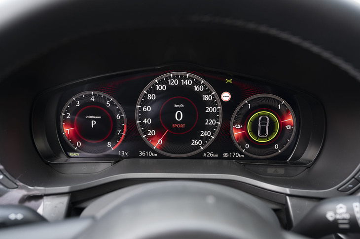 今回試乗した「CX-60 e-SKYACTIV PHEVプロトタイプ」のメータークラスターには、12.3インチの液晶パネルが用いられていた。写真は「スポーツモード」を選択した様子。