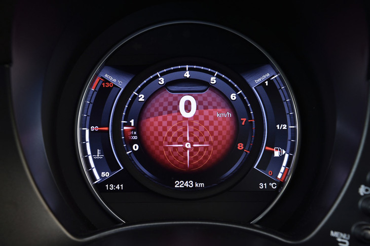 スポーツモード選択時の液晶メーターデザイン。中央部分にGメーターが表示される。