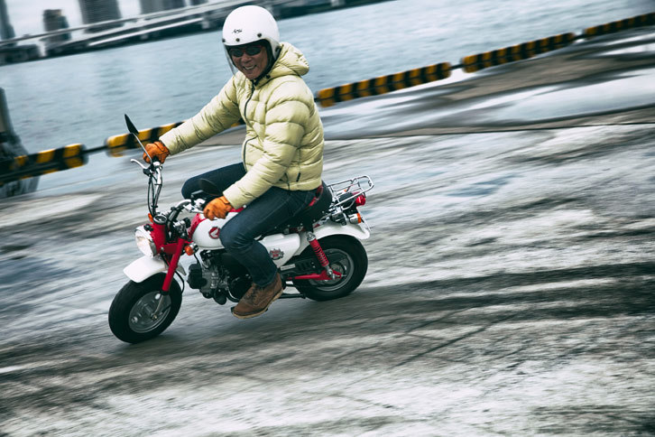 カタログ上の燃費は100km/リッターと、まさかの3ケタ！ 速度計には60km/hまで目盛りが刻まれているが、もちろん公道ではそんなにスピードを出してはいけないし、そもそもそんなにスピードは出ない。