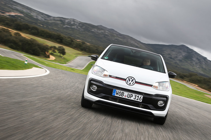 動力性能については、最高速が196km/h、0-100km/h加速が8.8秒とアナウンスされている。