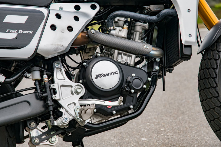 エンジンはヤマハの子会社であるモトーリ・ミナレリ製の水冷4ストローク単気筒。124.45cc、249.6cc、449ccの3種類のエンジンが用意される。