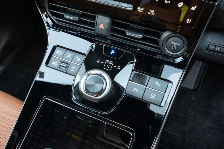 センターコンソールに備わるシフトセレクターはダイヤル式。その左右にはドライブモードセレクターやワンペダルドライブ「e-Pedal」のオン／オフスイッチなどが配されている。