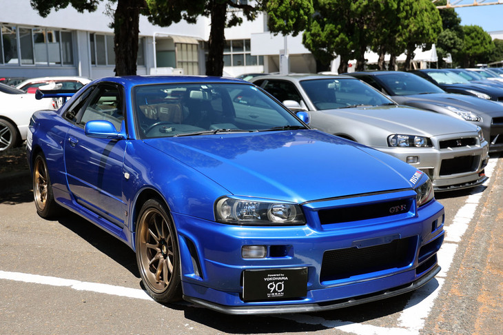 ノーマルよりシャープな印象のニスモ製フロントバンパーを装着した「スカイラインGT-R」（R34）。R34は参加3台と少なかった。