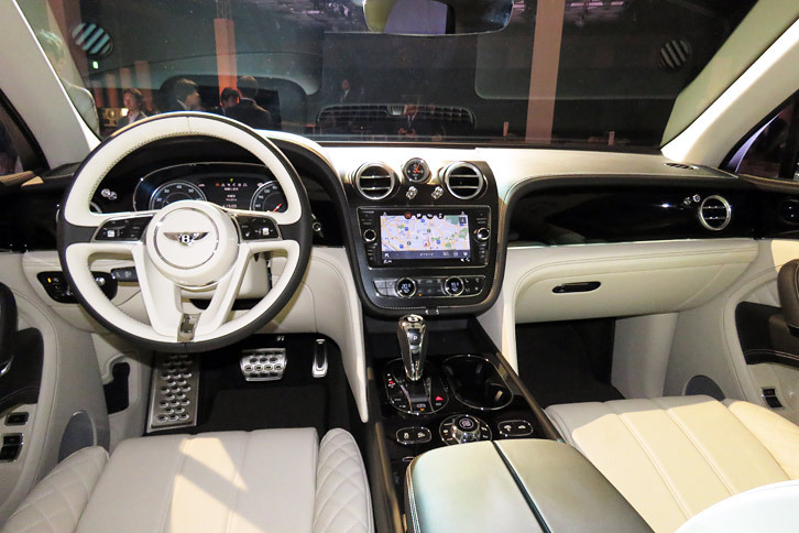 「ベンテイガ」のインテリア。レザー表皮や装飾パネルには多彩なカラーバリエーションが用意される。