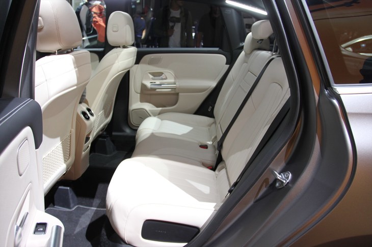 メルセデス・ベンツBクラス（リアシート）