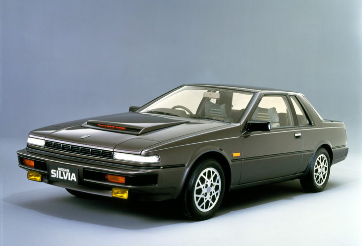 1983年に登場したS12「シルビアクーペ」のトップグレード「ターボRS-X」。「スカイライン2000RSターボ」（DR30）と同じ、190PSを発生する2リッター直4 DOHC 16バルブターボユニットを積む。