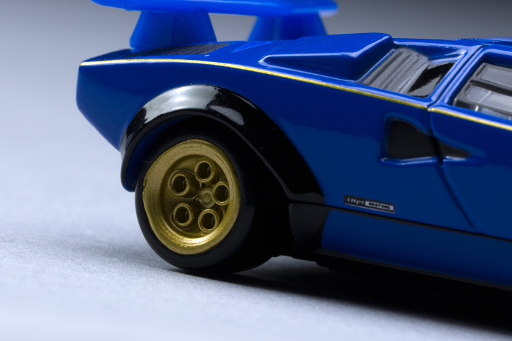 特徴的なデザインのブラーボホイール。「ウルフ・カウンタック」には、前が205/50R15、後ろが345/35R15（！）というサイズの「ピレリP7」が装着されていた。（写真＝郡大二郎）