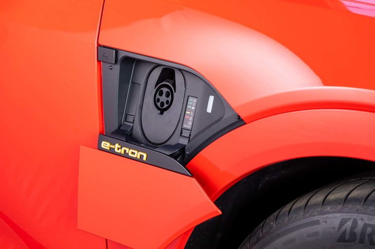 給電口のリッドは、上端のボタンを操作することで下方にスライドして開く。写真は車体右側にある普通充電用のもの。