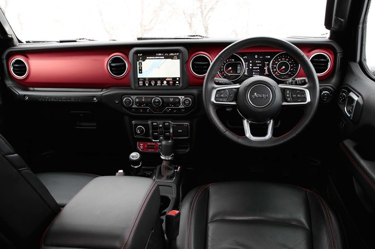 機能性と操作性が追求された「ラングラー アンリミテッド ルビコン」のインストゥルメントパネル。車体の傾きが認識しやすいよう水平基調のデザインが採用されている。