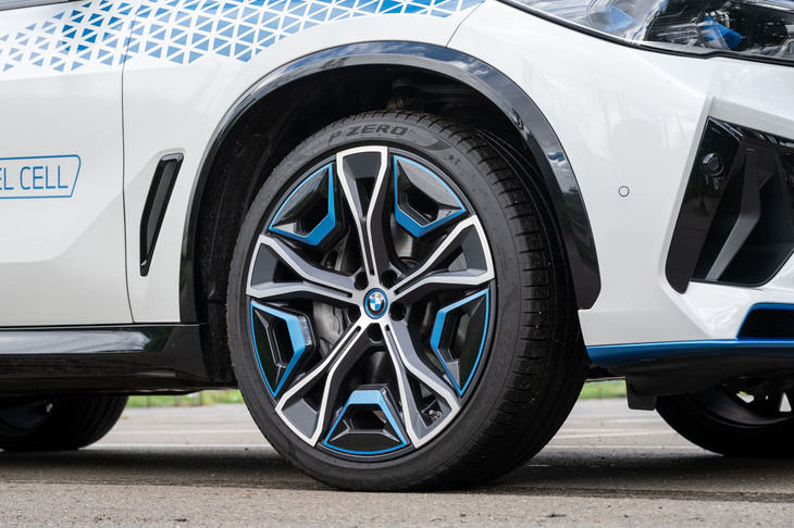 タイヤサイズはフロントが275/35R22でリアが315/30R22。大パワーの後輪駆動車のため、リアは「X5 M」と同サイズだ。