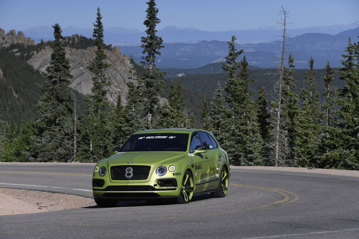 フォルクスワーゲンの「I.D. Rパイクスピーク」とともに今大会で注目を集めたのが、ベントレーが投入した新型SUV「ベンテイガ」だ。安全装備を除けばほぼノーマルの状態ながら、ドライバーには2度の優勝経験を持つリース・ミレンを起用。「エンジンパワーは素晴らしいけれど、軽量化をしていないから車体そのものは重い。ただ、ヒルクライムでは車重とエンジンパワーのバランスが重要で、ベンテイガは悪くないと思うよ」とのことで、練習走行から好タイムを連発していた。事実、予選ではエキシビションクラスで1位を獲得。決勝でも10分49秒402の好タイムでクラス2位の座を獲得した。
