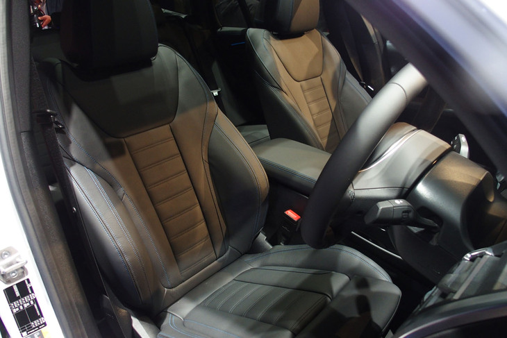 BMW iX3（フロントシート）