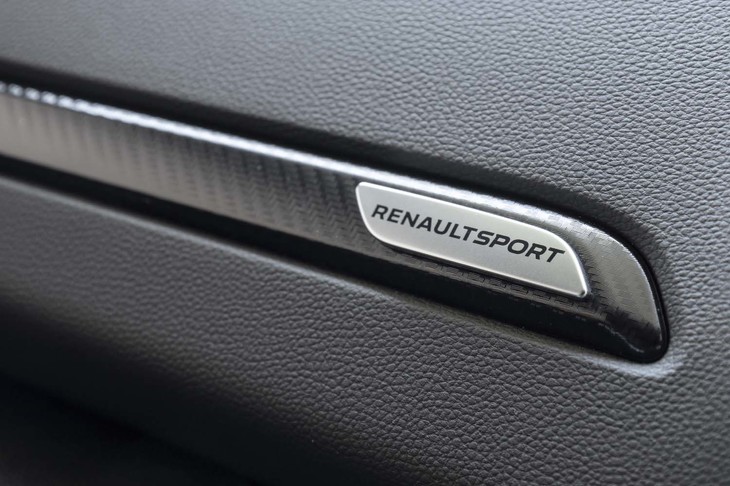 助手席前方には、「RENAULT SPORT」エンブレム付きのカーボン調プレートが装着される。