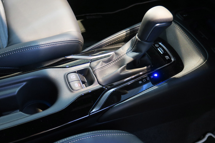 トヨタ・カローラ ツーリング ハイブリッドW×B（シフトセレクター）