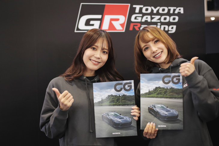 TOYOTA GAZOO Racingブースの初澤彩花さん（写真左）と瀬野ユリエさん（写真右）。