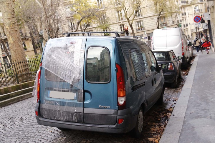モンマルトルで発見した「ルノー・カングー」。
