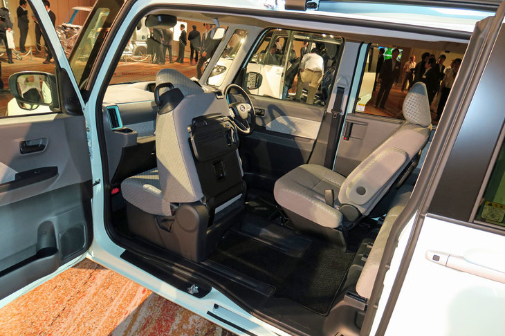 2代目モデルから受け継がれる助手席側の「ミラクルオープンドア」と、助手席の380mmロングスライド機構に加え、今回の新型では新たに運転席の540mmロングスライド機構が採用された。