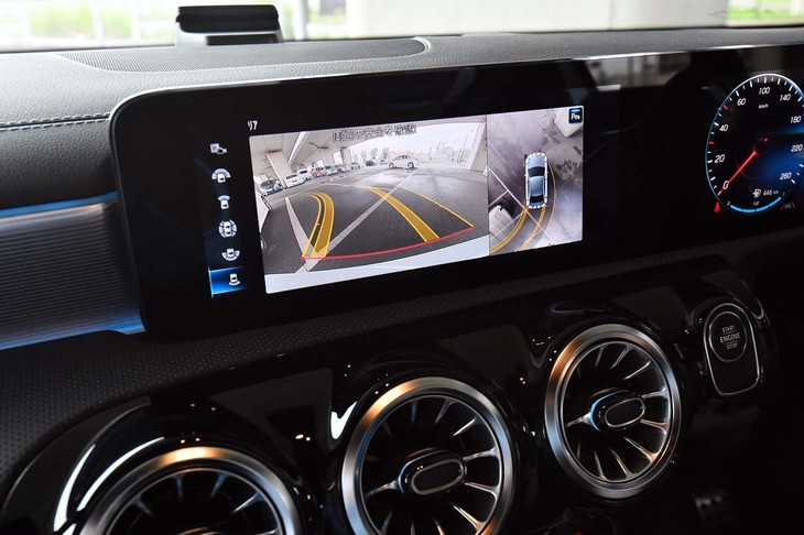 車両周辺の様子が容易に確認できる「360度カメラシステム」は、ヘッドアップディスプレイなどとのセットオプションとして提供される。